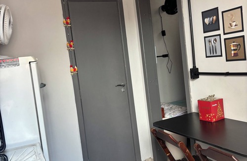 Matinhos House | Minimalist studio apartment two blocks from the beach, accommodates up to three people.