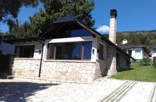 San Carlos de Bariloche Ski Chalet | Modern house with great location, stunning views and BBQ area