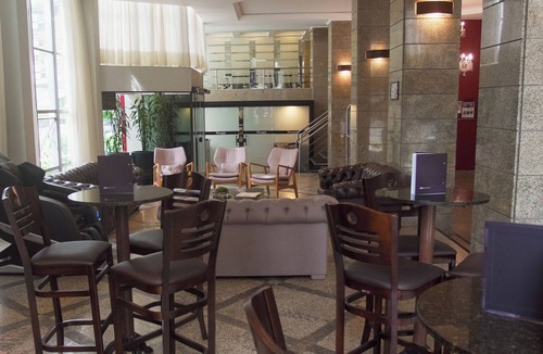 Civic Center Hotel | Modern Comfort Meets Accessibility and Style in Civic Center’s Master Suite