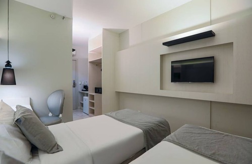 Copacabana Hotel | Modern Room Just Steps from Copacabana Beach, Sugarloaf Mountain & Selarón Steps