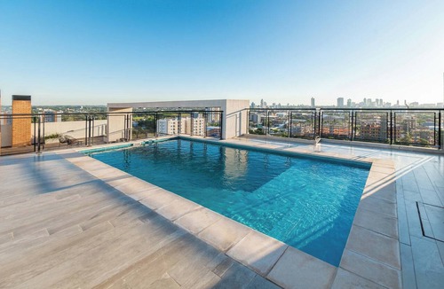 Luque Apartment | Modern Studio in Luque | Rooftop Pool & Fast WiFi