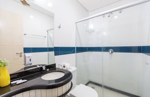 Eunapolis Hotel | Modern Triple Room in Centro | Walk to Local Stores, Free Breakfast & Parking