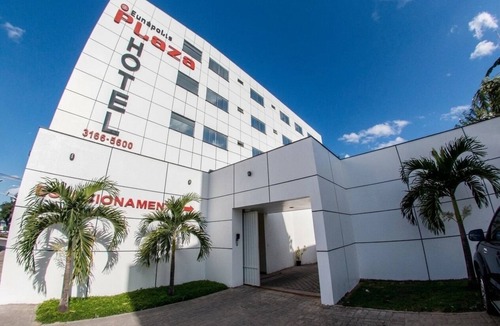 Eunapolis Hotel | Modern Triple Room in Centro | Walk to Local Stores, Free Breakfast & Parking