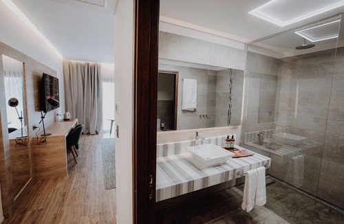 Villa General Belgrano Hotel | Modern Wellness Retreat: Indoor & Outdoor Pools | Free Breakfast & Parking