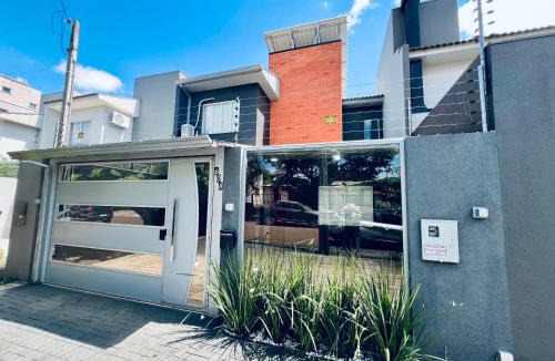 Santa Cruz House | Moderno Sobrado Climatizado com Ar Quente e Frio