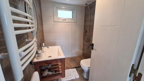 Playa Bonita Apartment | Monoambiente con deck y vista al lago en Playa Bonita