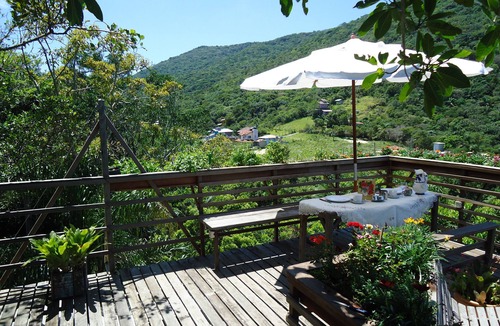 Caiacanga House | Mountain house with panoramic viewpoint.