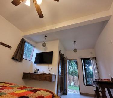 Casa Branca House | Na Trilha da Ostra 1 - Brechó e Antiquário