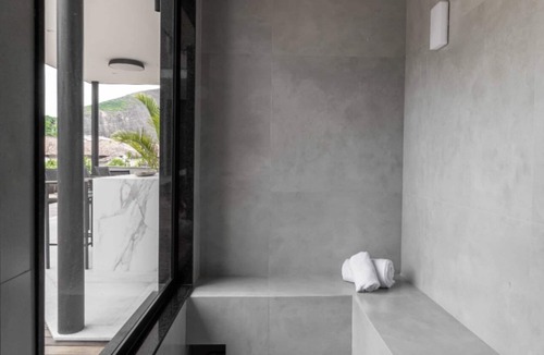 Itacoatiara Villa | New Luxury Modern Beachside Villa Walk to the Ocean in 10 Min
