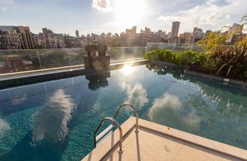 Bigorrilho Apartment | Novo Temple Design Studio Rooftop Pool