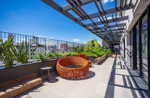 Bigorrilho Apartment | Novo Temple Design Studio Rooftop Pool