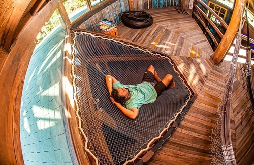 Laguna House | Octagonal house in demolition wood (OkaMauna)