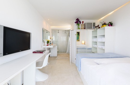 Vidigal Apartment | Omar do Rio - V 90/102: Modern 1BDR w/Cinematic View, w / Garage, Pool and Sauna. Fast Internet + Smart TV.