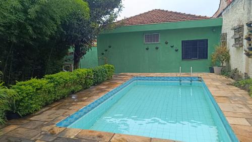 Jardim Oriental House | Open House Timboré, Casa com espaço gourmet, churrasqueira, quarto casal, mais 1 quarto com 2 treliches acomoda 6 pessoas, piscina, espaço familiar e aconchegante, próximo ao aeroporto