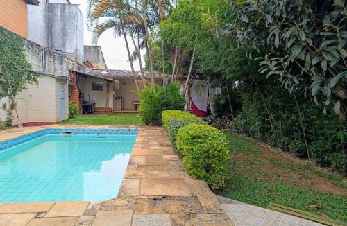 Jardim Oriental House | Open House Timboré, Casa com espaço gourmet, churrasqueira, quarto casal, mais 1 quarto com 2 treliches acomoda 6 pessoas, piscina, espaço familiar e aconchegante, próximo ao aeroporto