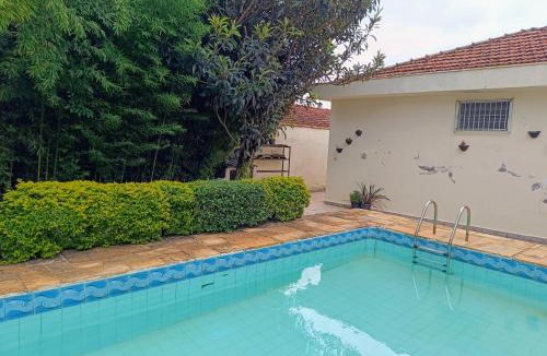 Jardim Oriental House | Open House Timboré, Casa com espaço gourmet, churrasqueira, quarto casal, mais 1 quarto com 2 treliches acomoda 6 pessoas, piscina, espaço familiar e aconchegante, próximo ao aeroporto