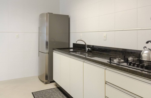 Castelo Branco Apartment | Para 8 hóspedes a 2 quadras do mar KS1145