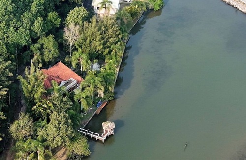 Laguna House | Paradise House between the Lagoon and the Sea in Laguna/SC that accepts pets.