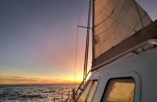 Mambucaba Boat Rental | Passeio diurno e hospedagem de Veleiro Maverick
