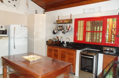 Picinguaba House | Picinguaba. Comfortable, nestled in the woods, one minute from the beach, with parking.