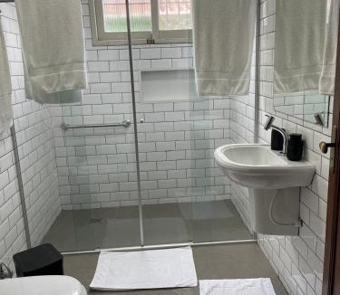 Centro House | Piscina aquecida - Casa da Árvore Bertioga