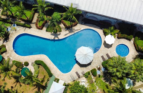 Quepos Apartment | Poolside Oasis near Manuel Antonio! AC/WiFi/Tennis