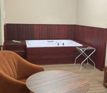 Inconfidentes Hotel | Pousada Café em Flor -Quarto Hidromassagem