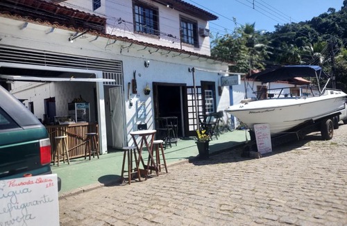 Pontal Hotel | Pousada Dádiva e Passeios de lanchas 07 na Esquina da Praia do Pontal e do Centro Histórico com lanchonete no Pátio
