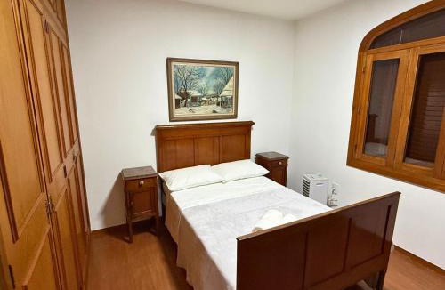 Patos de Minas House | Quarto 03 - Casal Confortável - TV Smart e Frigobar