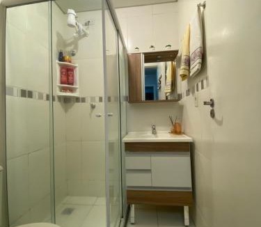 Zona Industrial Norte Apartment | Quarto aconchegante com banheiro