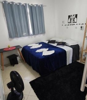 Tijucas House | Quarto Casal Elegance Banheiro compartilhado Tela TV YouTube Apps Pousada Tijucas Lua encantada