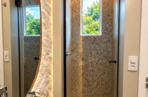 Capoeiras House | Quarto com Sacada, Ar, TV e Banheiro Uso Exclusivo em casa