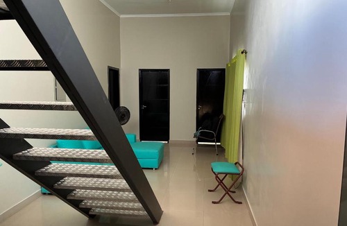 Lixeira House | Quarto com TV 50 polegadas, frigobar, ar-condicionado e Wi Fi, sala e cozinha compartilhado