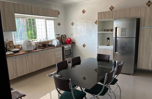 Lixeira House | Quarto com TV 50 polegadas, frigobar, ar-condicionado e Wi Fi, sala e cozinha compartilhado