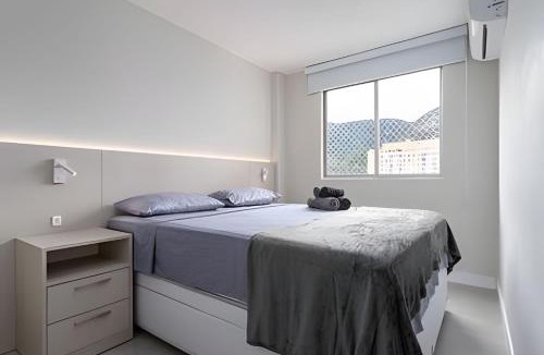 Jacarepagua Apartment | Quarto e sala com vista incrível