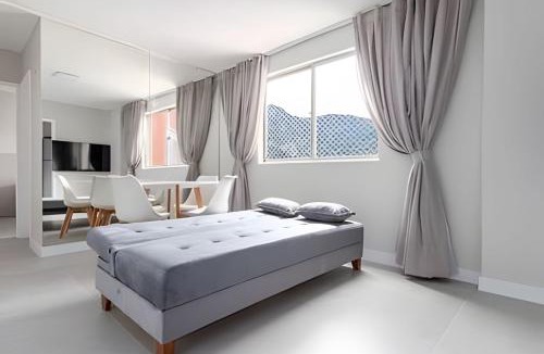 Jacarepagua Apartment | Quarto e sala com vista incrível