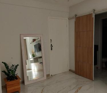 Barro Vermelho Apartment | Quarto e Sala com Estilo e Conforto