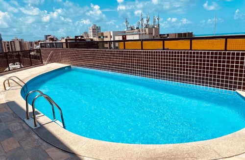 Ponta Verde Apartment | Quarto e sala com piscina próximo à praia
