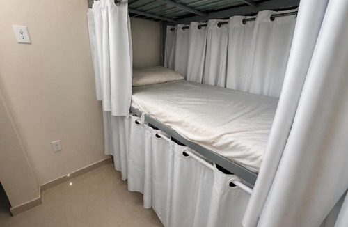 Zona Sul Hostel | Quarto Econômico Compartilhado - Botafogo