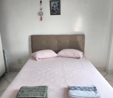 Jurunas House | Quarto em apto com ótima localização