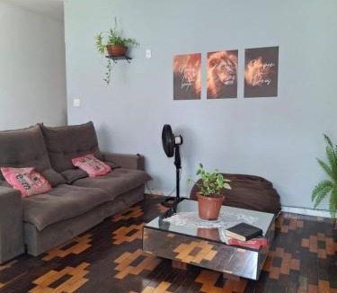 Reduto House | Quarto em casa arborizada