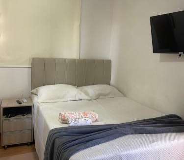 Gleba Fazenda Palhano Apartment | Quarto familiar com cama de casal é banheiro compartilhado