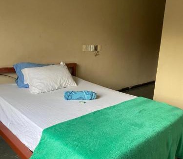 Sete Lagoas Hotel | Quarto no centro