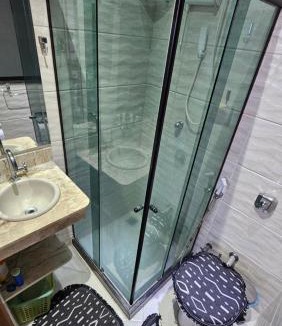 Duque de Caxias House | Quarto Plutão - banheiro privativo e ar condicionado