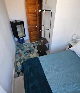 Duque de Caxias House | Quarto Plutão - banheiro privativo e ar condicionado