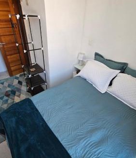 Duque de Caxias House | Quarto Plutão - banheiro privativo e ar condicionado