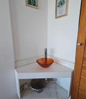 Duque de Caxias House | Quarto Plutão - banheiro privativo e ar condicionado