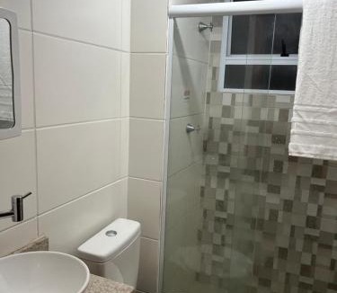 Parafuso Apartment | Quarto Privado em apê familiar, 7 minutos do AEROPORTO - Com Piscina