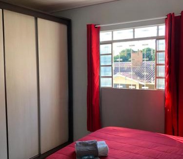 Vila Yolanda House | Quarto Privado em residência no Coração de Foz - casa e banheiro compartilhado