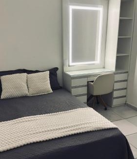 Petrolina House | Quarto privativo com penteadeira LED - n 326A